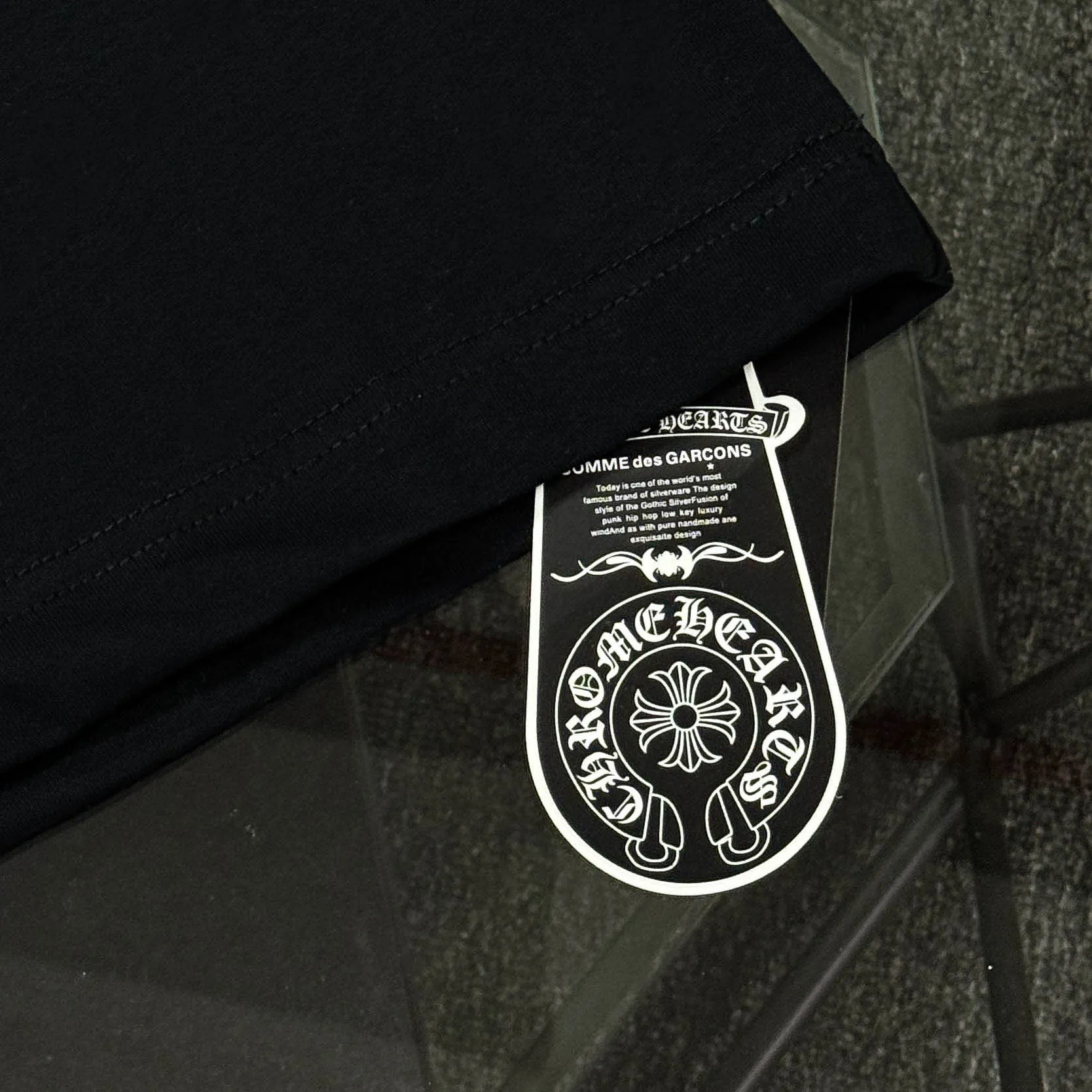P170 Chrome Hearts Chrome Hearts 25 high version. The fabric is made of 300 grams of high-density pure cotton. It does not deform or shrink. It has three labels. It is the same style for men and women. Technology: suede foam printing. Color: white, black. SIZE: S-XL.